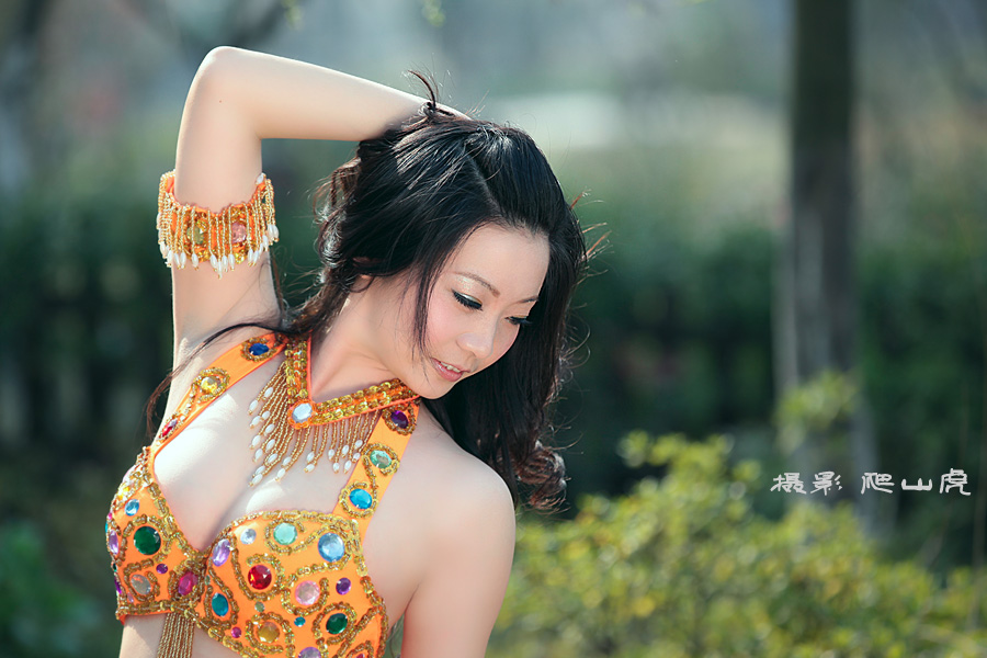 拍了一个会<em>跳肚皮舞</em>的<em>美女</em>,据说还是瑜伽教练